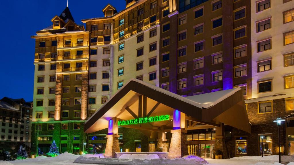 Holiday Inn Changbaishan exterior